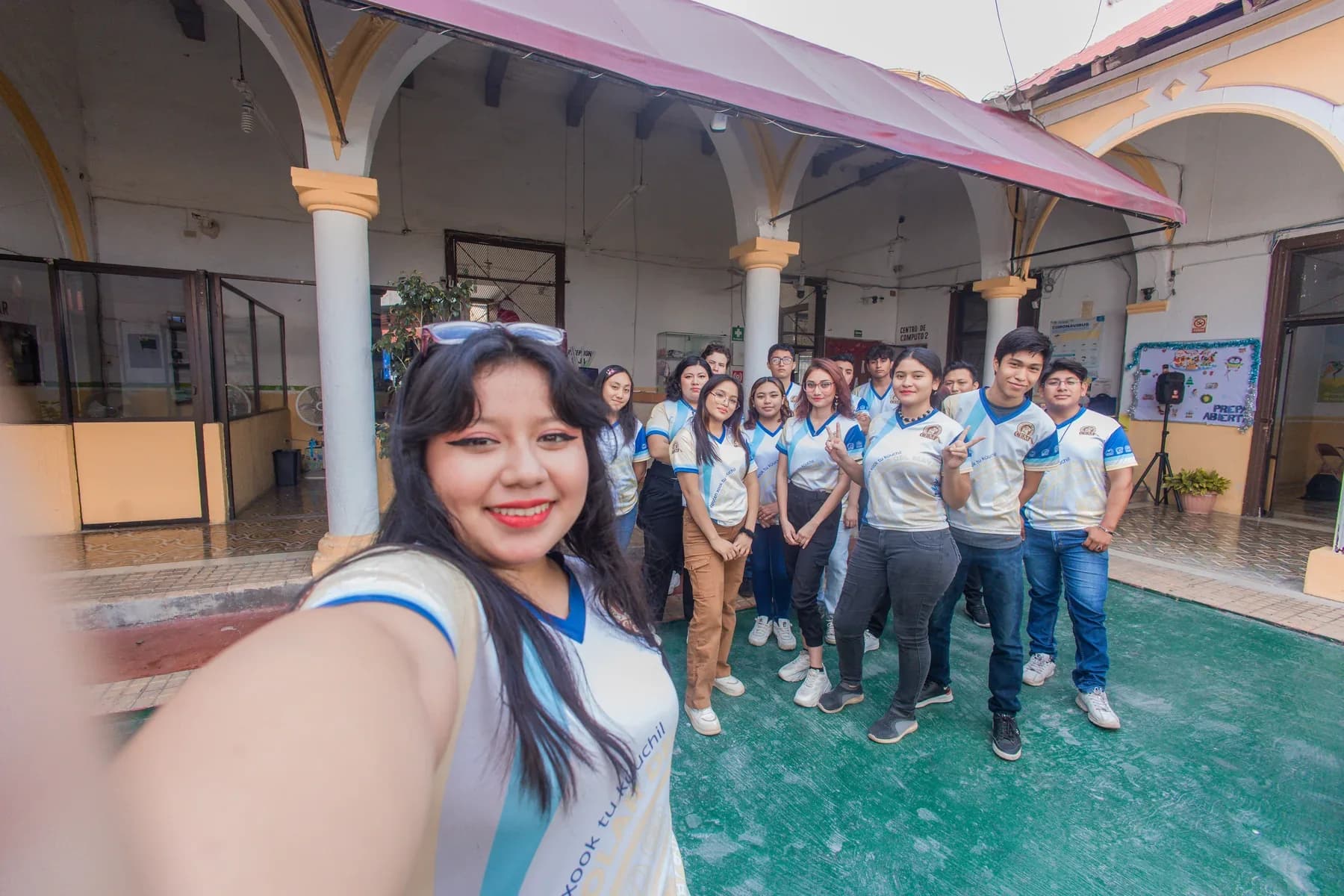 Estudiantes del Centro Escolar del Mayab trabajando en una actividad académica