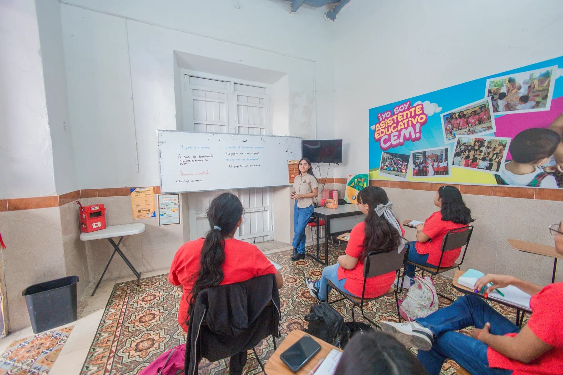 Estudiantes del Centro Escolar del Mayab participando en una clase