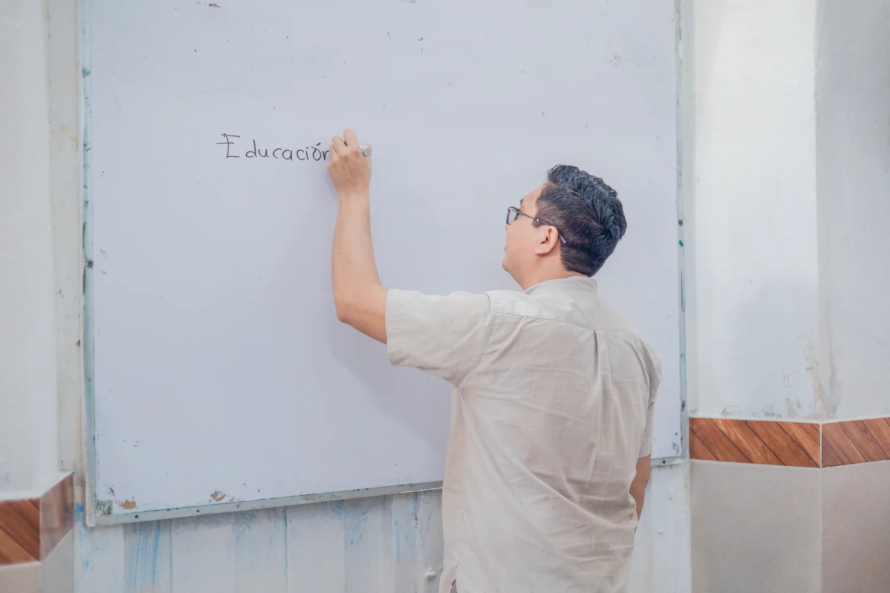 Docente del Centro Escolar del Mayab impartiendo una clase de preparatoria
