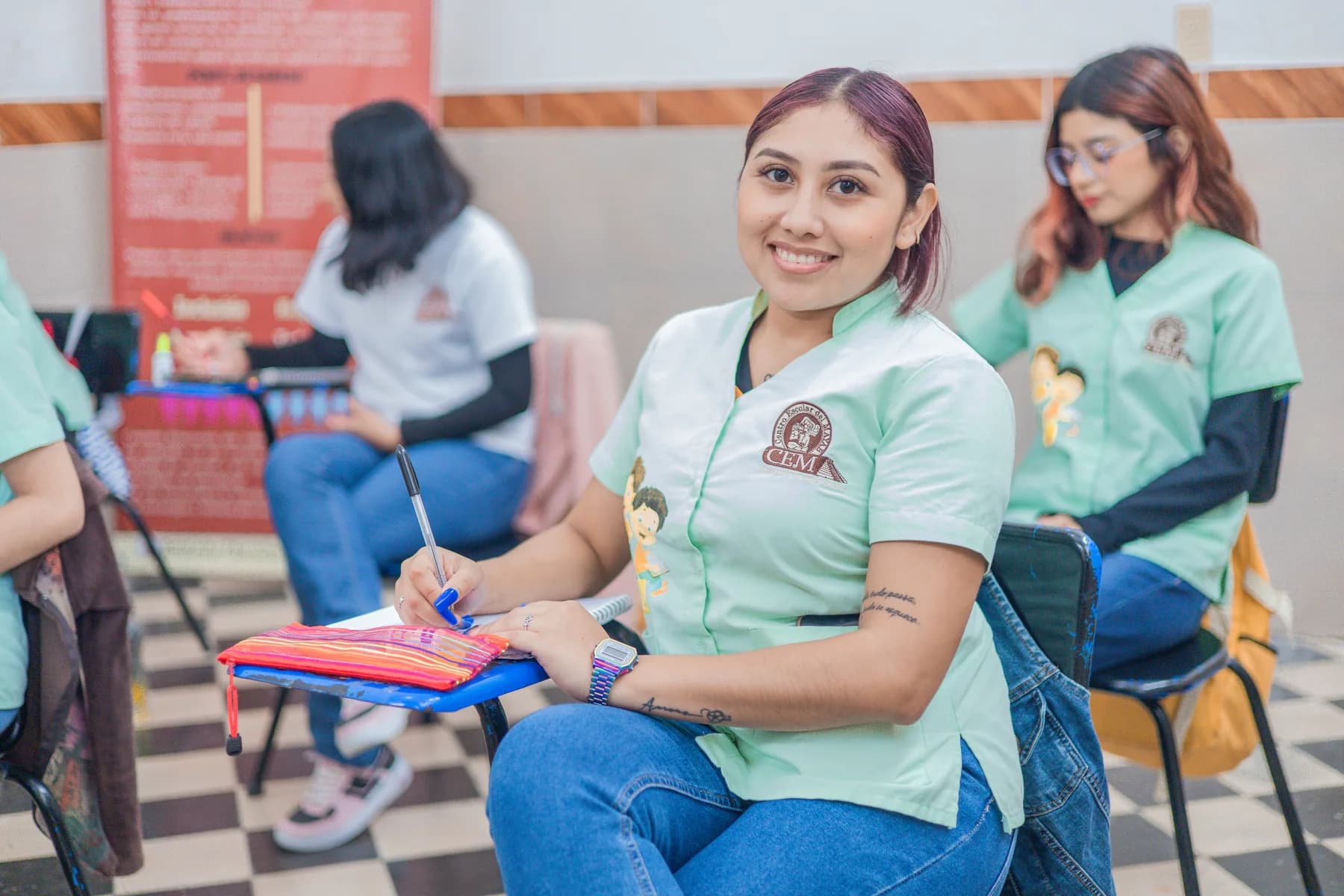 Estudiante de Asistente Educativo durante una actividad en clase