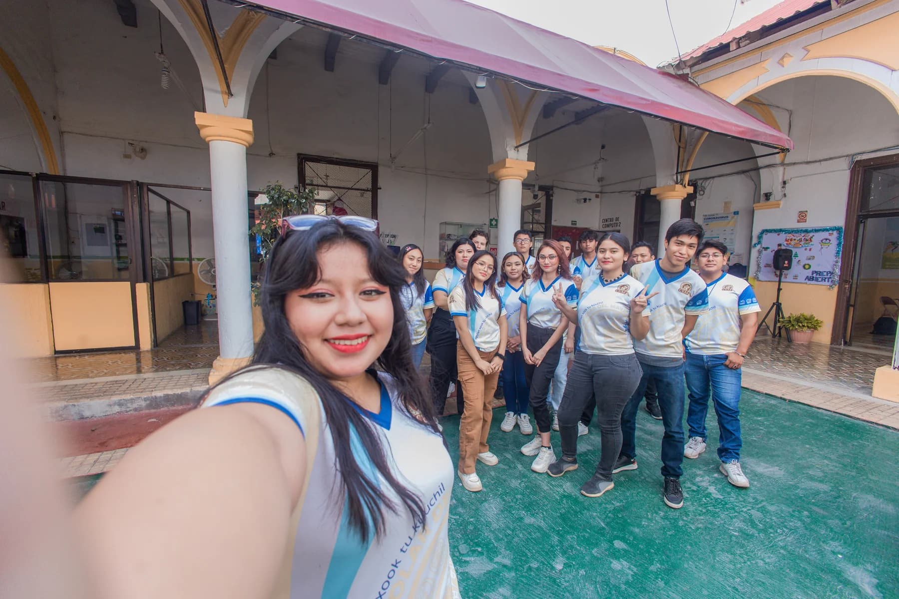 Grupo de estudiantes del CEM reunido en el patio escolar