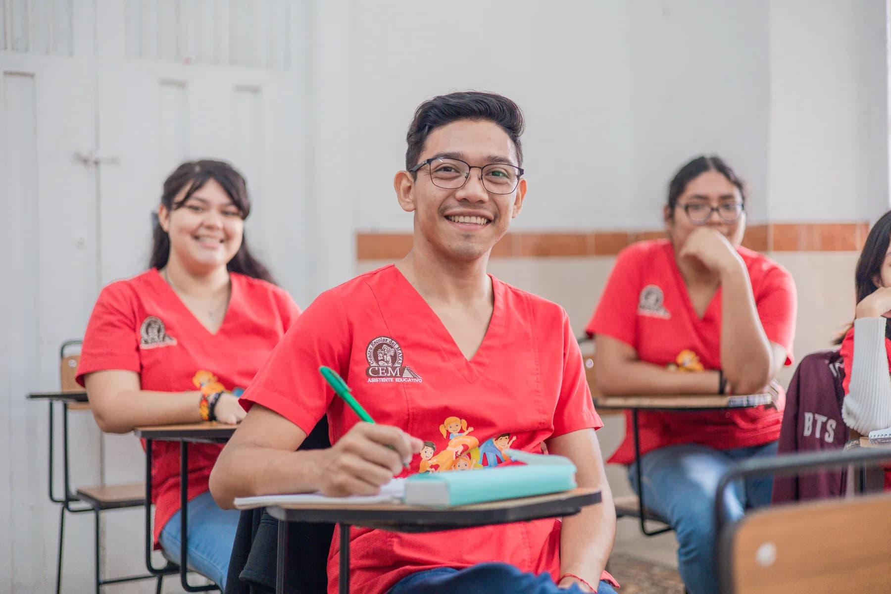 Estudiante de preparatoria participando durante una clase